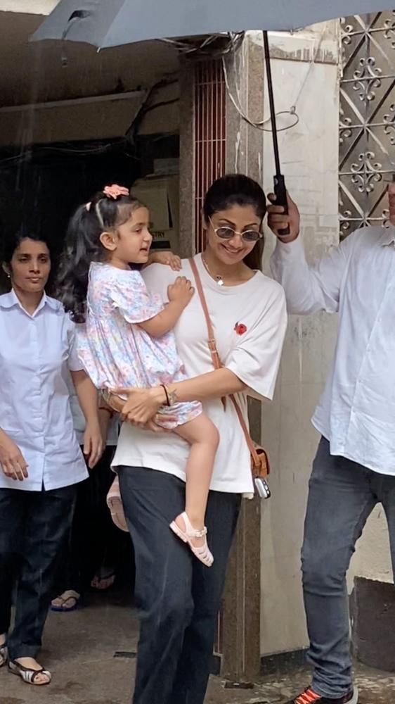 shilpa-shetty-spotted-with-her-daughter